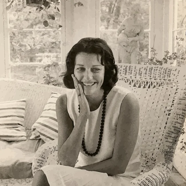 Imagen en blanco y negro de Anne Sexton sonriente y con vestido blanco