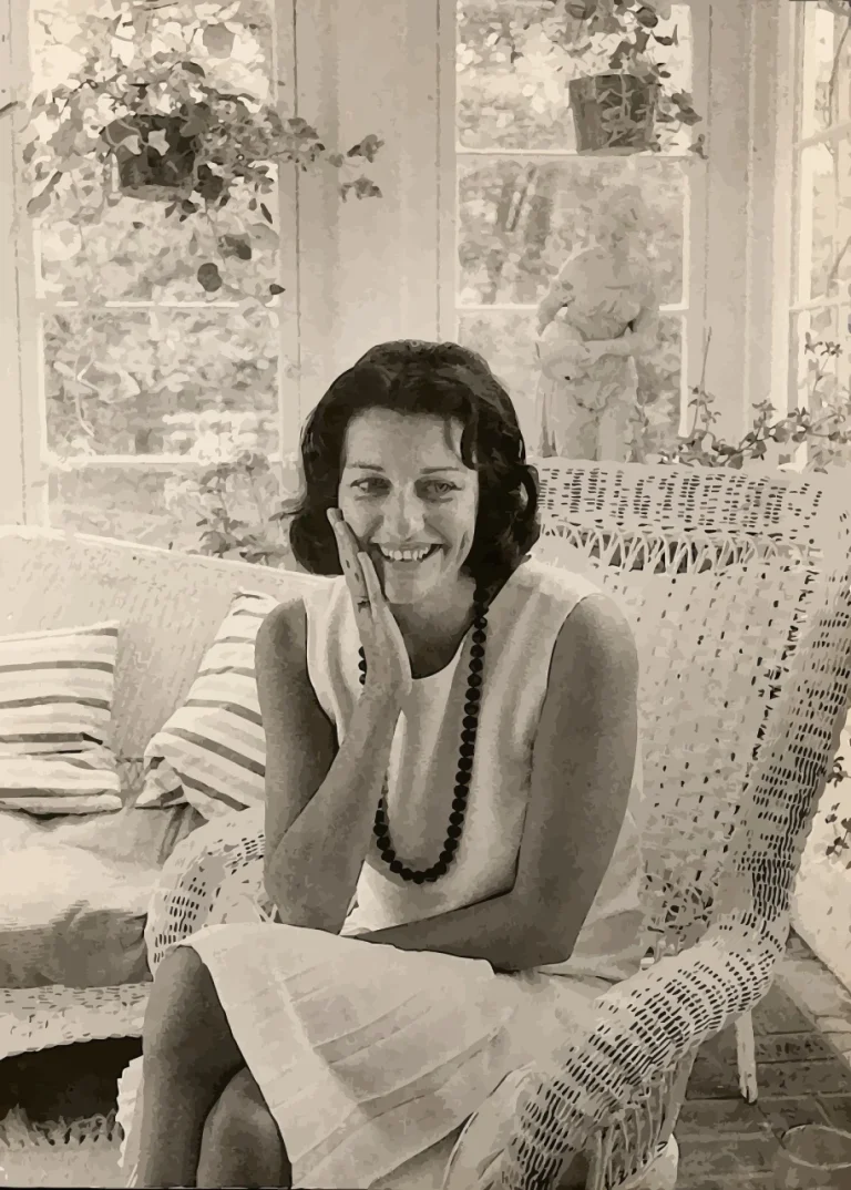 Imagen en blanco y negro de Anne Sexton sonriente y con vestido blanco