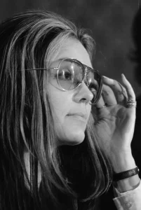 Gloria Steinem con gafas de aviador en