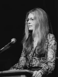 Gloria Steinem hablando en una conferencia de mujeres en Austin Texas en 1975
