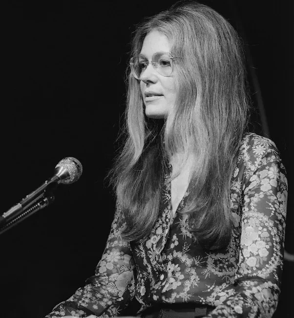 Gloria Steinem hablando en una conferencia de mujeres en Austin Texas en 1975
