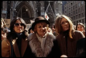 Gloria Steinem durante una protesta pro derechos de la mujer iraní en 1979